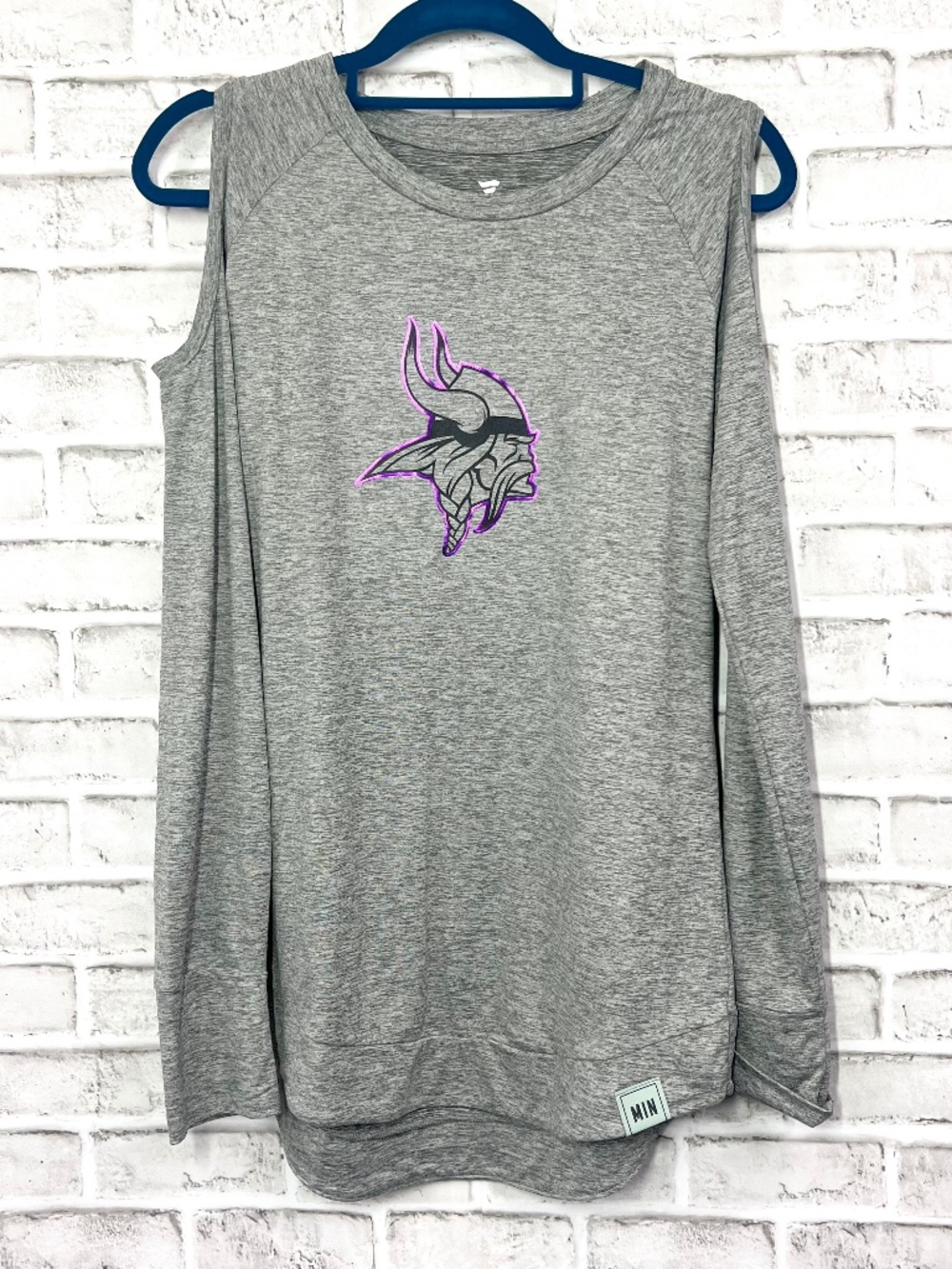 NWOT |•FANATICS•| Cold Shoulder Long Sleeve Top Size Medium - Picture 2 of 10